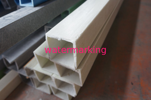 Composés en plastique de renfort de fibre de verre de Pultruded de tube de place de FRP 30*30mm
